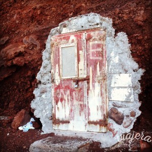 The Red Beach, em Santorini - depósito de cadeiras e guarda-sóis