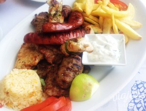 Santorini, variedade de carnes com tzatziki
