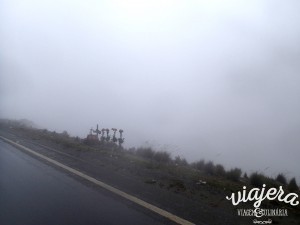 Death Road - cruzes na beira da estrada homenageiam aqueles que perderam suas vidas aqui.