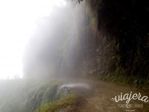 Death Road - alguns trechos da estrada têm apenas 3 metros de largura.