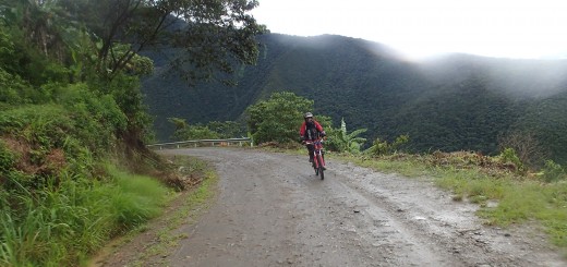 Death Road - cascalho, curvas e precipício