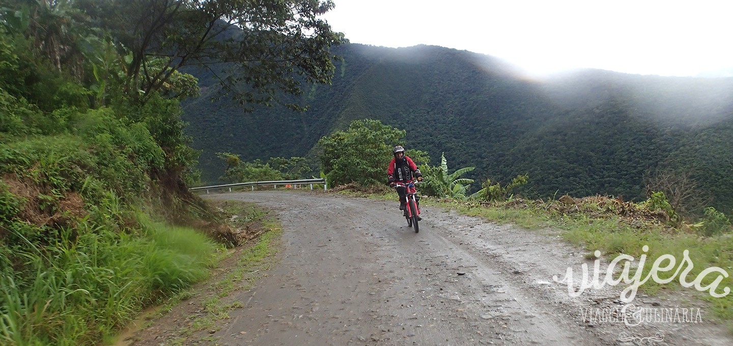 Death Road - cascalho, curvas e precipício