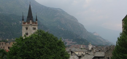 Susa - torre da Cattedrale San Giusto vista do Arco di Augusto