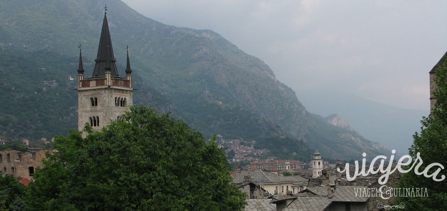 Susa - torre da Cattedrale San Giusto vista do Arco di Augusto
