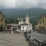 Susa, Piazza IV Novembre - Igreja Madonna del Ponte ao fundo