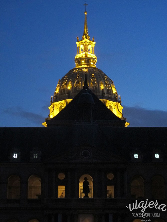 Museu das Armas com o Mausoléu de Napoleão ao fundo